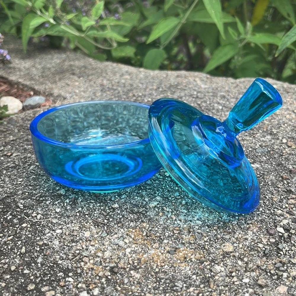 New Martinsville Glass Queen Anne Blue Vintage Powder Puff Box with‎ Lid